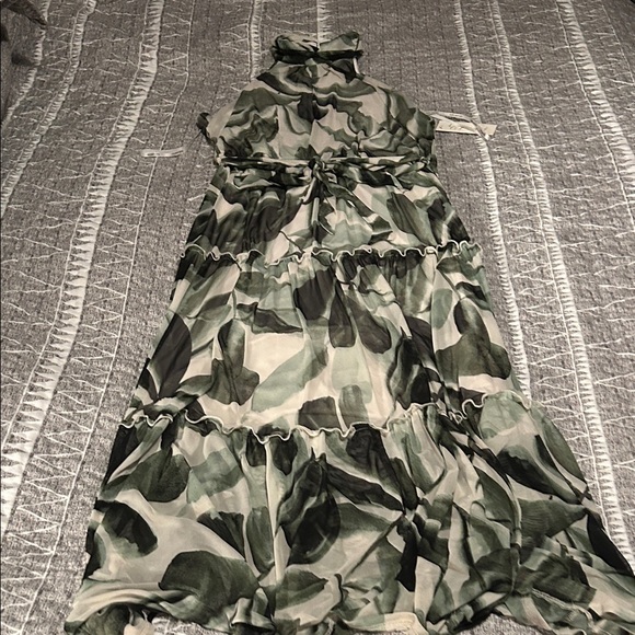 Elegant Green Leaf Maxi Dress - Picture 1 of 5